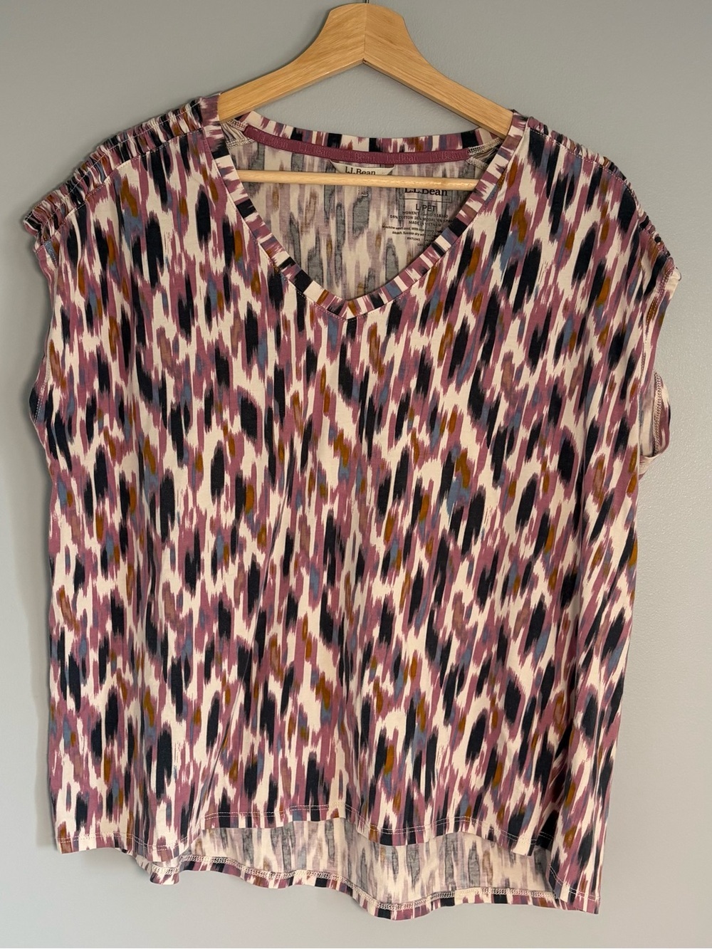L.L. Bean-Beautiful and soft abstract Ikat V-Neck Cap Sleeve size Large (Pet)